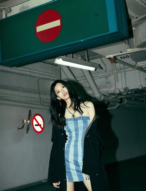 穿衣搭配|奚梦瑶真是骨子里的美，穿的朴素还不化口红，气色一般依旧很美