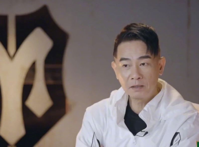 陈小春|陈小春节目中彰显大佬气魄，一句我们管了一下，再现山鸡哥本哥