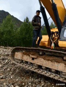 |“我被鱼钩穿了，还有得救吗？”现在钓鱼的饲料成本真不小啊！哈哈哈