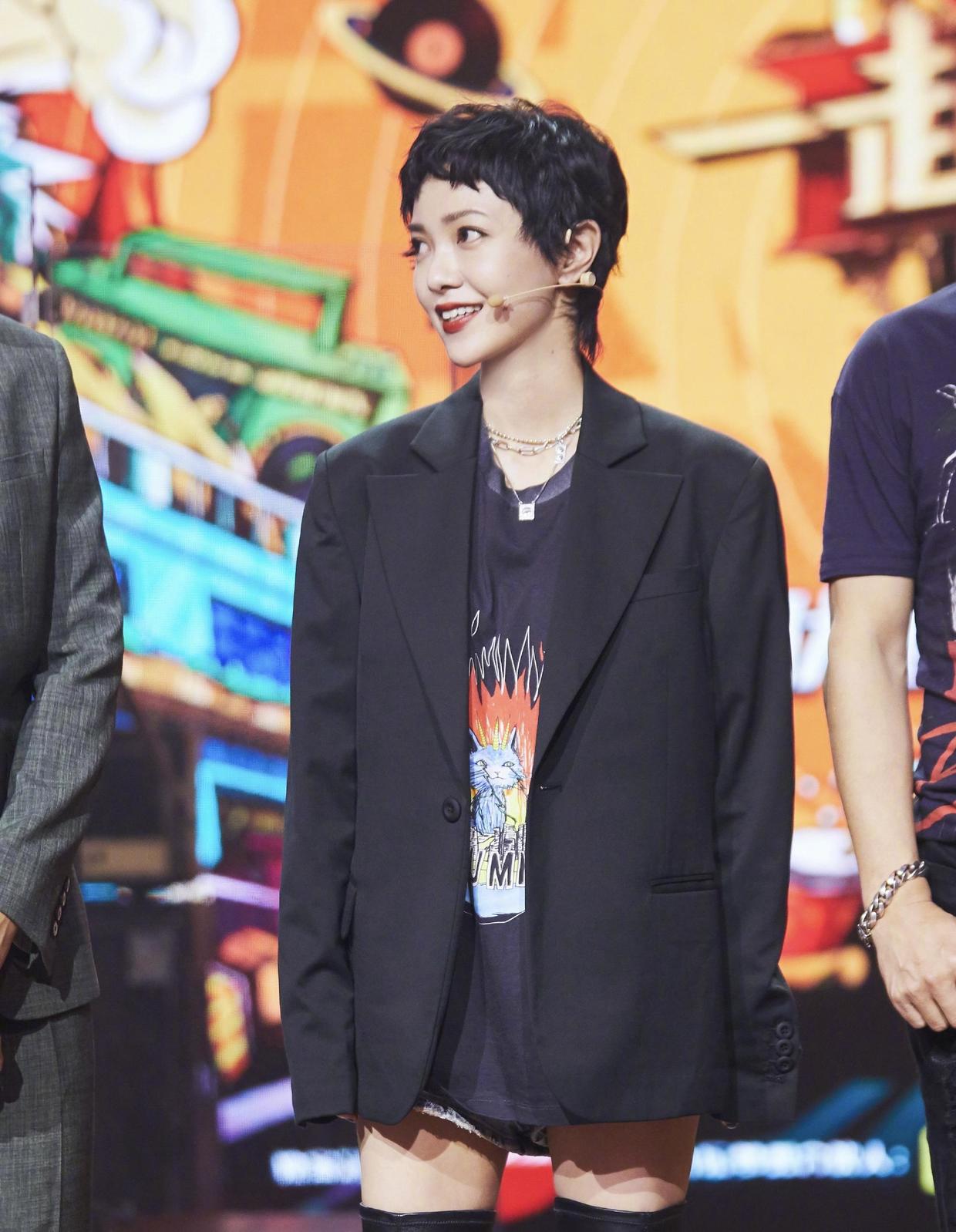 粉色|郭采洁真会“打扮”，穿粉色V领礼服华丽高贵，短发造型照样美艳