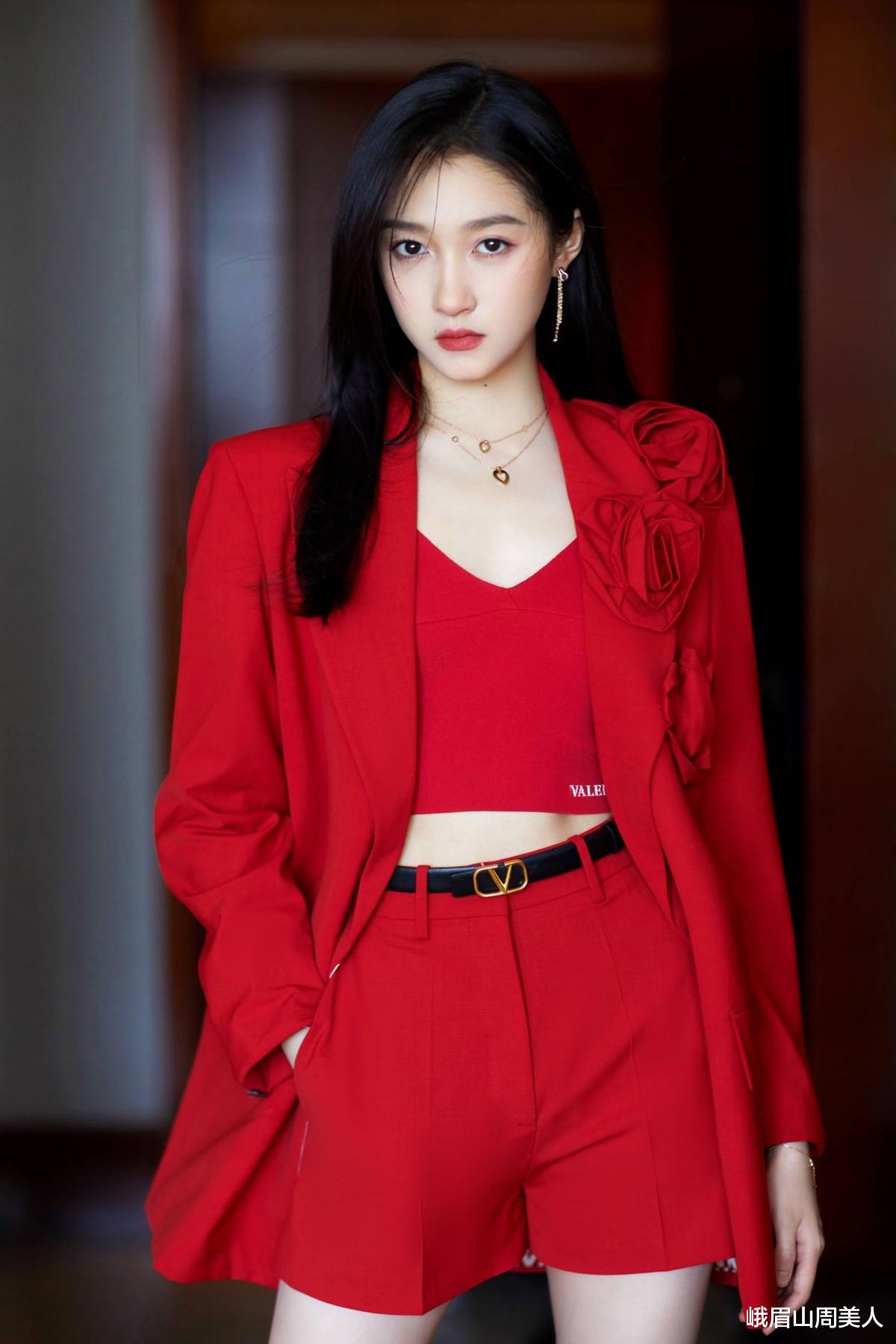 欧阳娜娜|?关晓彤腿长太逆天，穿西装配“黑丝”玩下衣失踪，上演极致诱惑