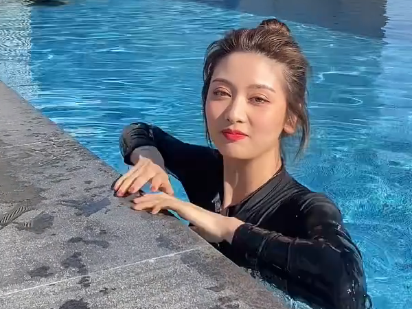 周杰伦|《心动4》女四开跑车游三亚，曾跟周杰伦互动，丝毫不比女二差