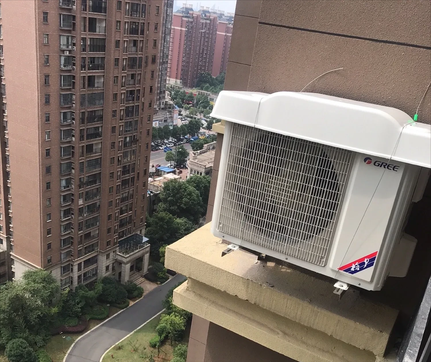 空调外机日晒雨淋,做个盖子就能延长使用寿命?来听听师傅怎么说