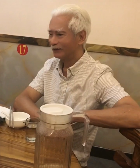 高雄|浙江金华：74岁高雄吃排档，一头银发惹眼，“霍元甲”堪称经典