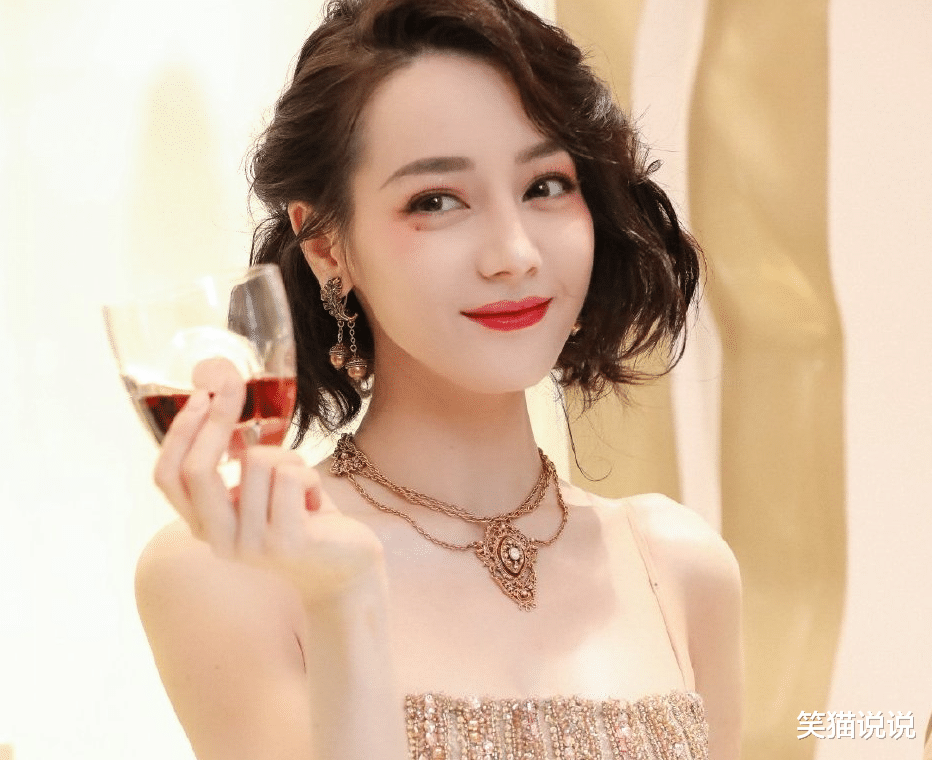 迪丽热巴|迪丽热巴最新活动图现绝佳腰臀比，直角肩天鹅颈好迷人，活动细节获网友好评！