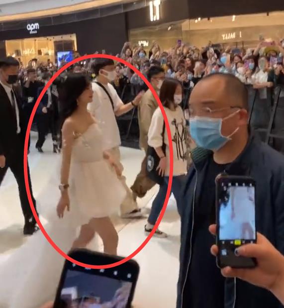 赵丽颖|赵丽颖穿短裙秀美腿，全身高定行头上百万，被男员工碰到后秒弹开