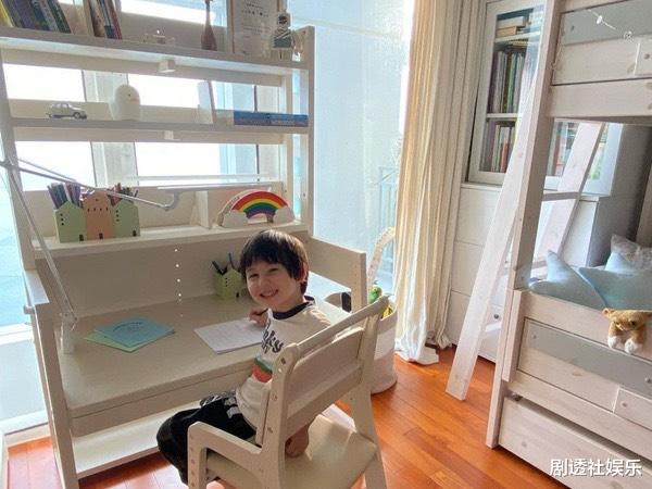 周汶锜|香港第一名模周汶锜两度原谅外籍丈夫出轨，俩混血儿子颜值颇高