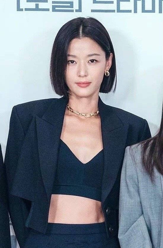 美人哒 全智贤身材好真任性！西装配露脐衫穿出超模比例，川字腹肌更抢镜