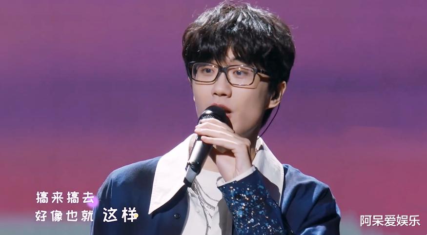 杨幂|2022跨年晚会红黑榜：杨幂飞吻成经典，顶流唱歌跑调带偏专业歌手