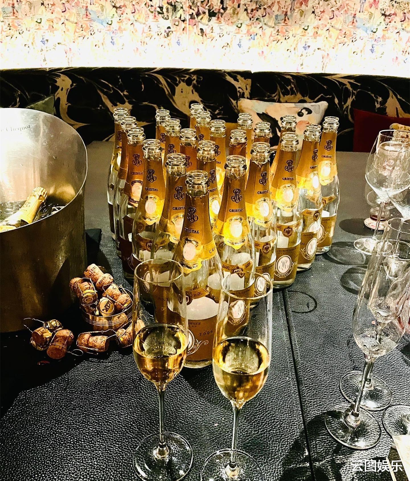 刘亦菲|草蜢组合蔡一智结婚15周年，大手笔办奢华派对，一家五口打扮隆重