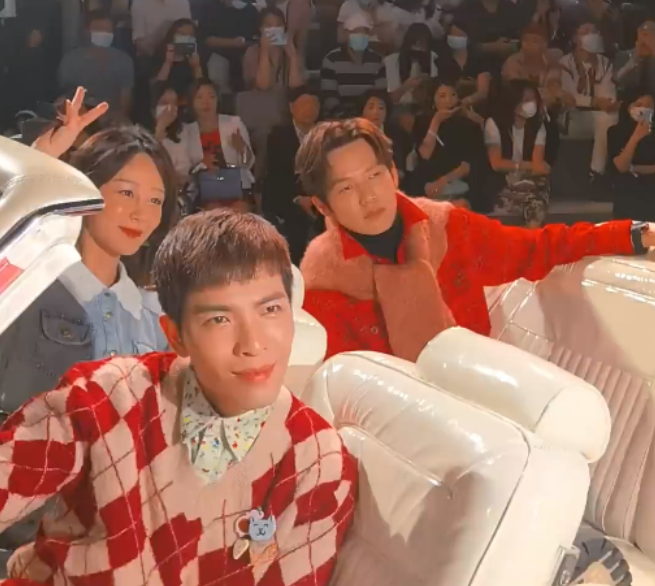 钟汉良|钟汉良跟杨紫合影，他的手势意外火了，这才是已婚男士该有的自觉