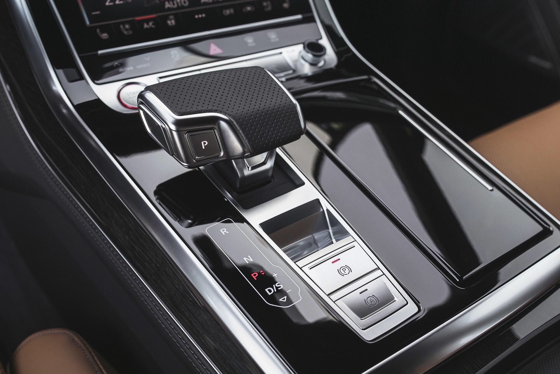 奥迪q8|明明是款性能车，却偏要把内饰做的这么豪华，有钱就为所欲为吗？