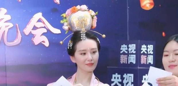 时尚风行派|刘诗诗罕见扮酷一回！扎鱼骨辫头发却干枯蜡黄，气质绝美真太少见