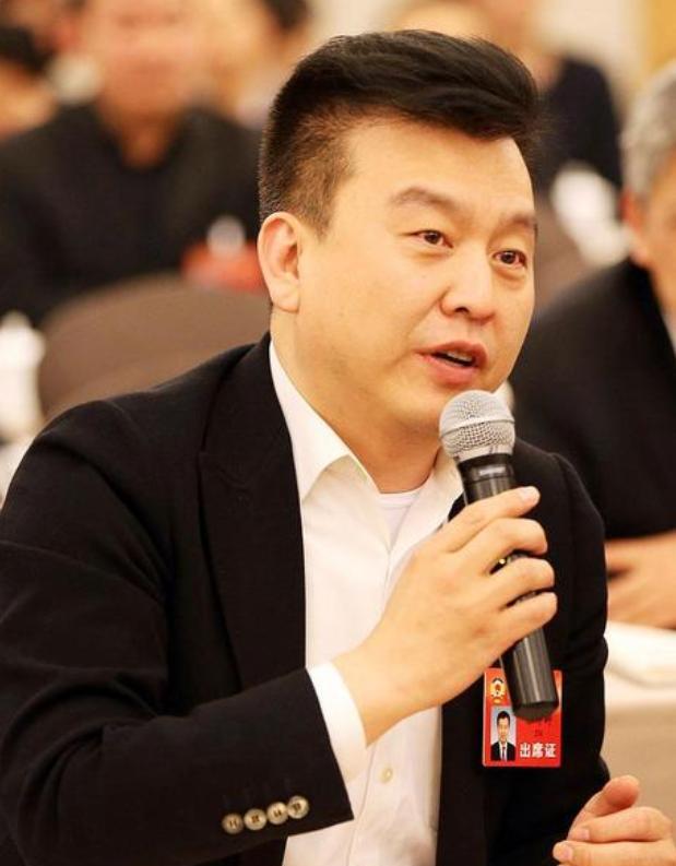 春晚|他曾6次主持春晚，3次向董卿求婚获董母支持，今55岁终于当上爹