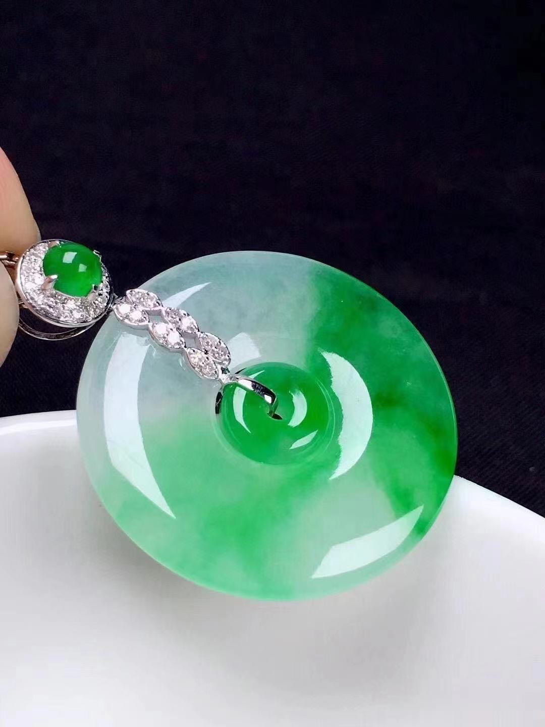 翡翠|翡翠【冰阳绿母子扣】 翠色明艳，种水一流，18k金镶嵌 整体：34.5/26.5/3.6mm