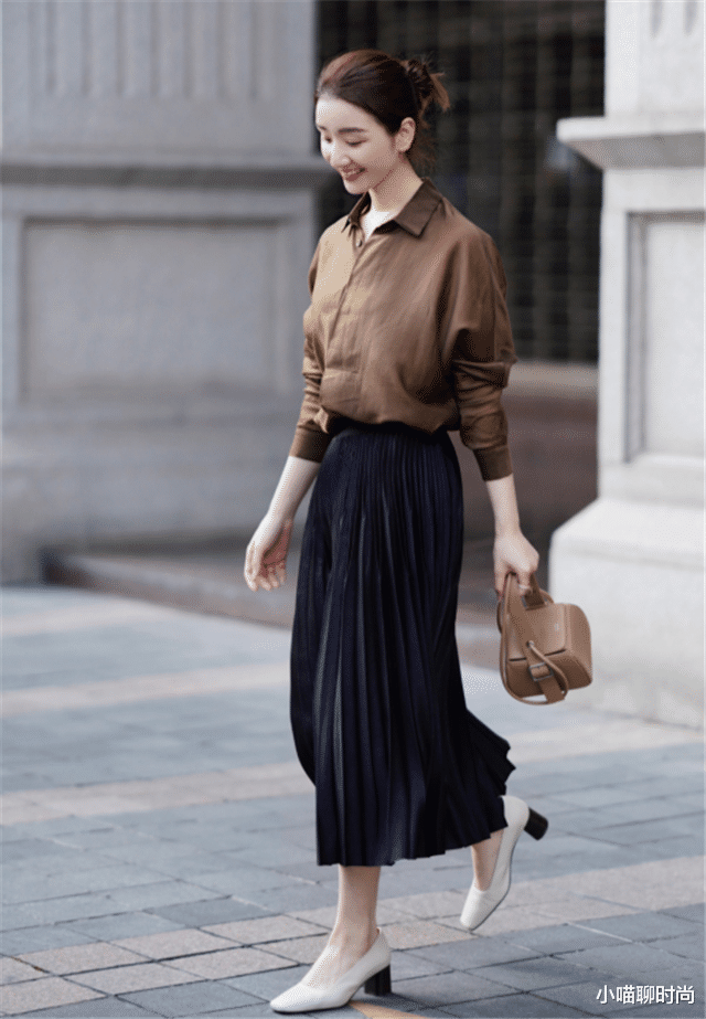 小喵聊时尚|女人买半身裙，就挑这5种“经典款”，省钱又时髦三五年都不过时