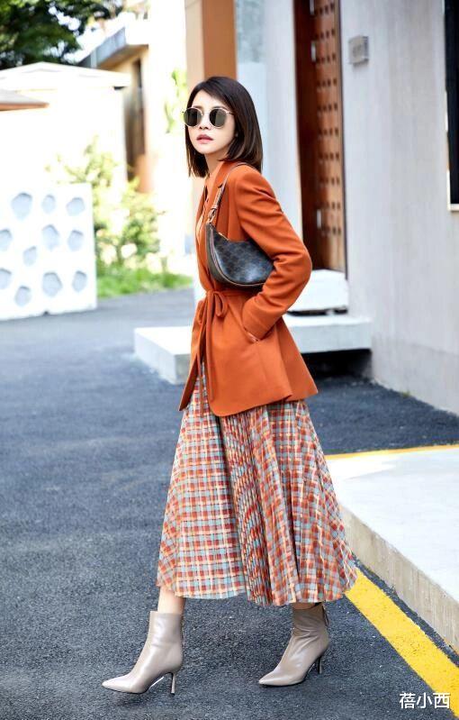 蓓小西 多穿“半身裙”，搭配西装、针织衫时尚又优雅，秋季的最in存在