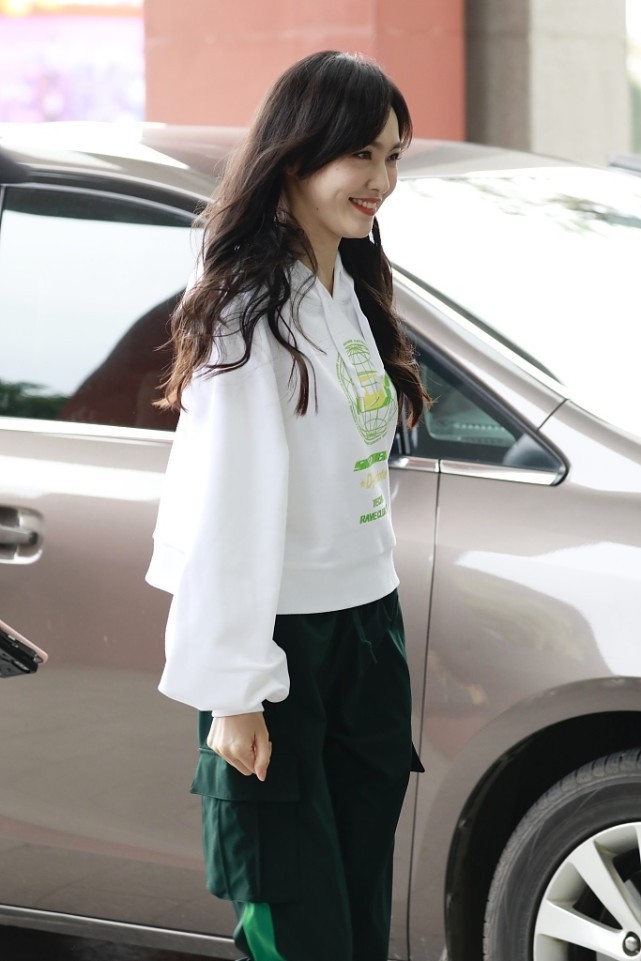 穿衣搭配|唐嫣真挺会扮嫩的，穿粉色运动服还扎双马尾，跟大学生没啥区别