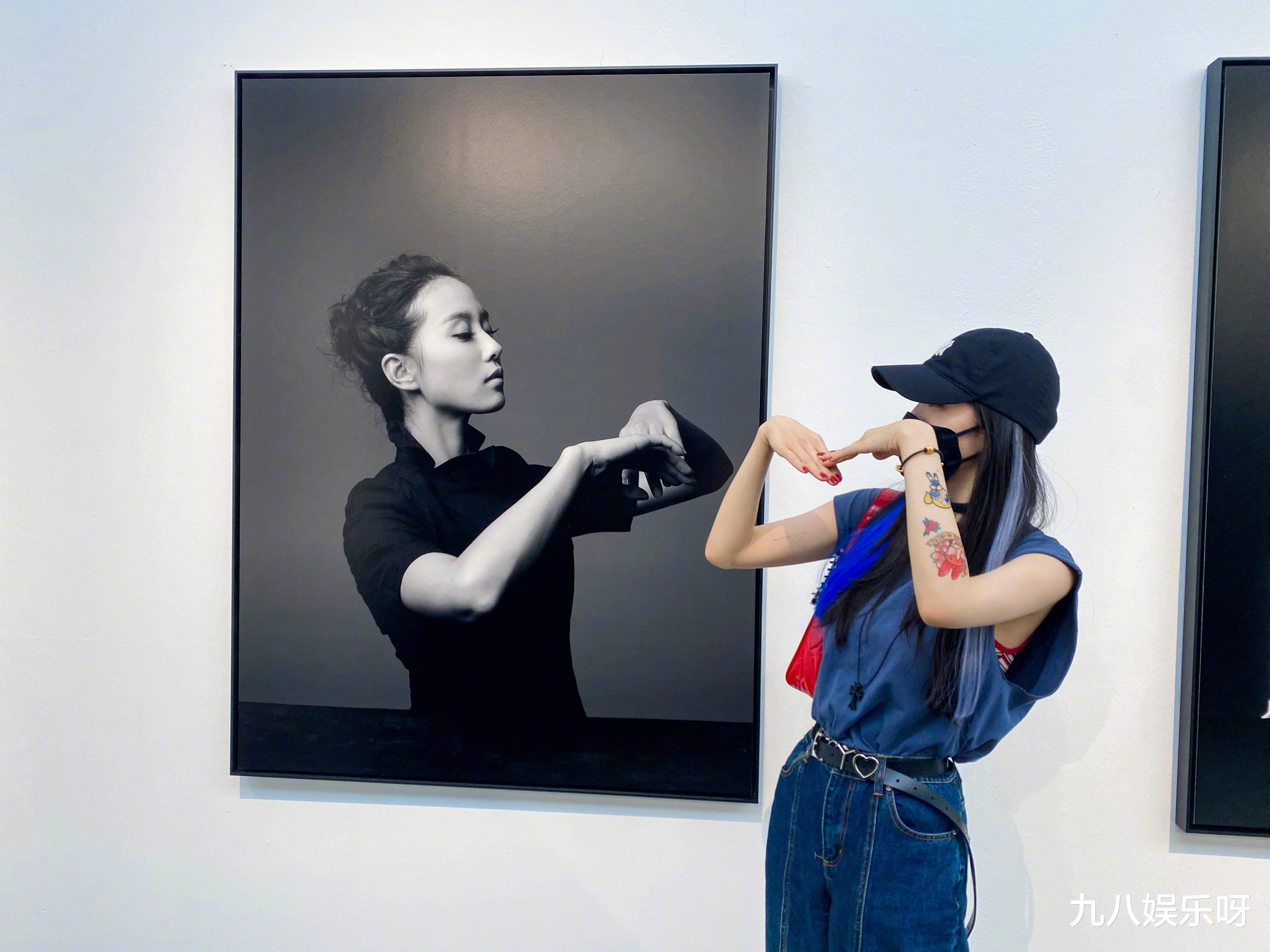 唐嫣|一个热搜挂了两天，数据惨淡，网友：怪不得大合照只能靠边