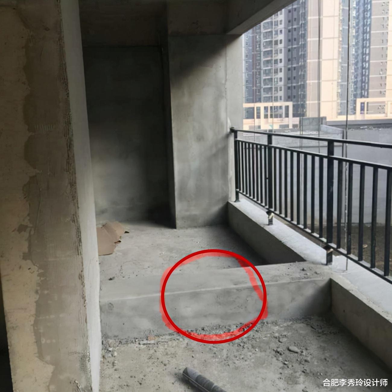 合肥李秀玲设计师 阳台地面上多了一堵梁，22公分高走路碍事，业主：隔成“双阳台”