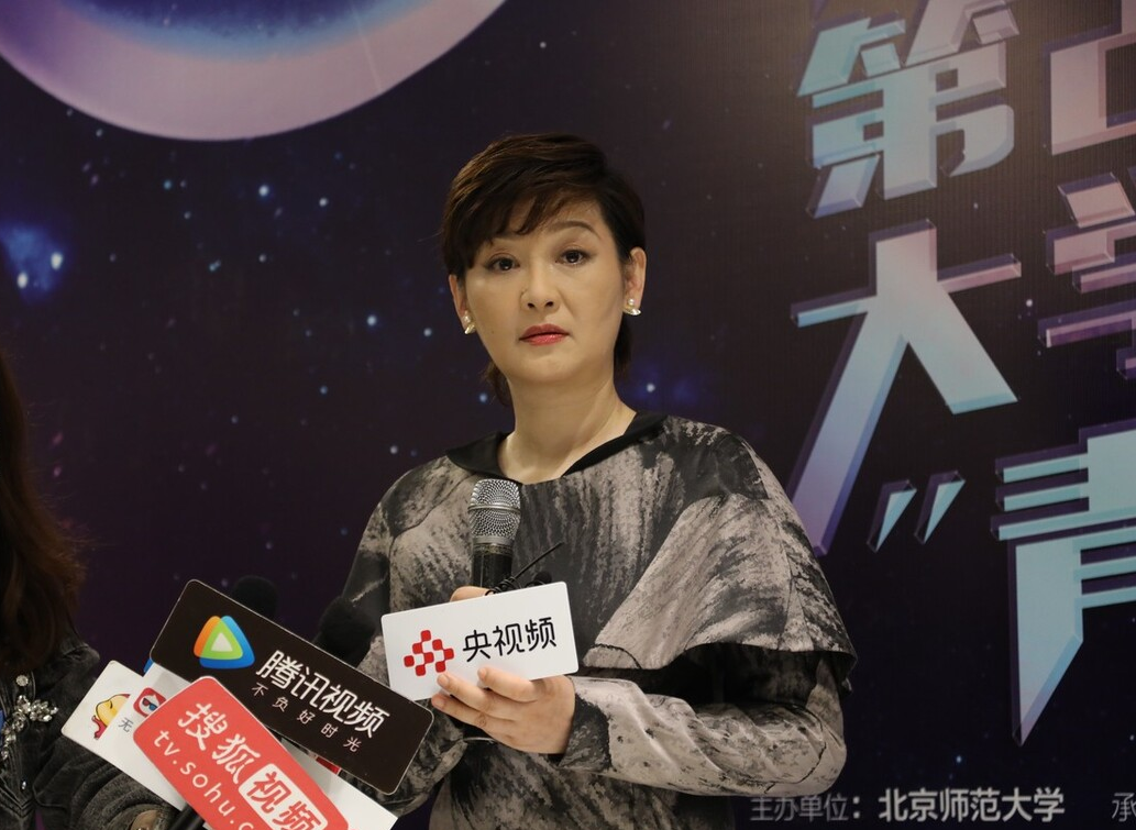 穿衣搭配 53岁的徐帆剪了短发后，不仅显得年轻气质也更好，连脸都小了不少