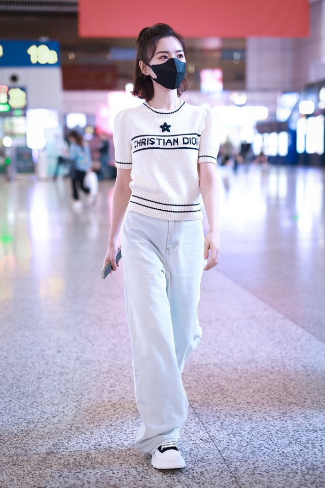 时尚潮流生活 毛晓彤走机场，穿短袖针织衫下搭牛仔裤，一点都看不出33岁！