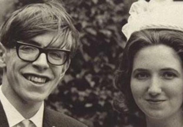 霍金 坐了半个世纪的轮椅，霍金是怎么生下三个孩子的？真相让网友沉默