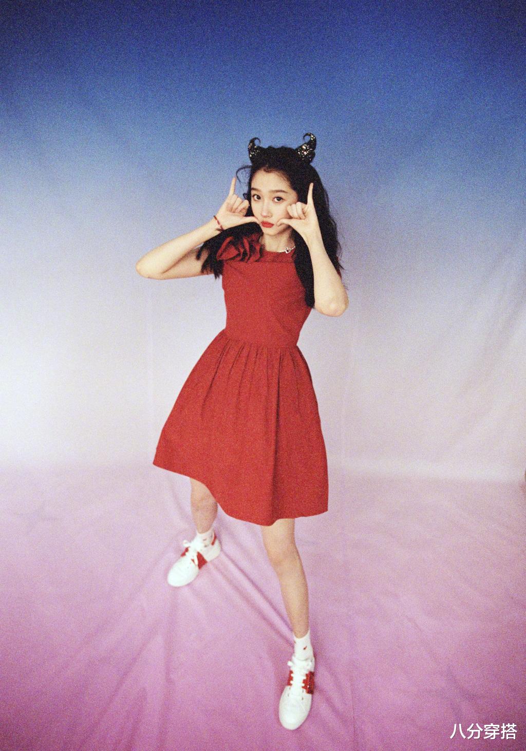 关晓彤|关晓彤越来越会打扮了，黄色抹胸连衣裙大秀“竹竿腿”，美得高调