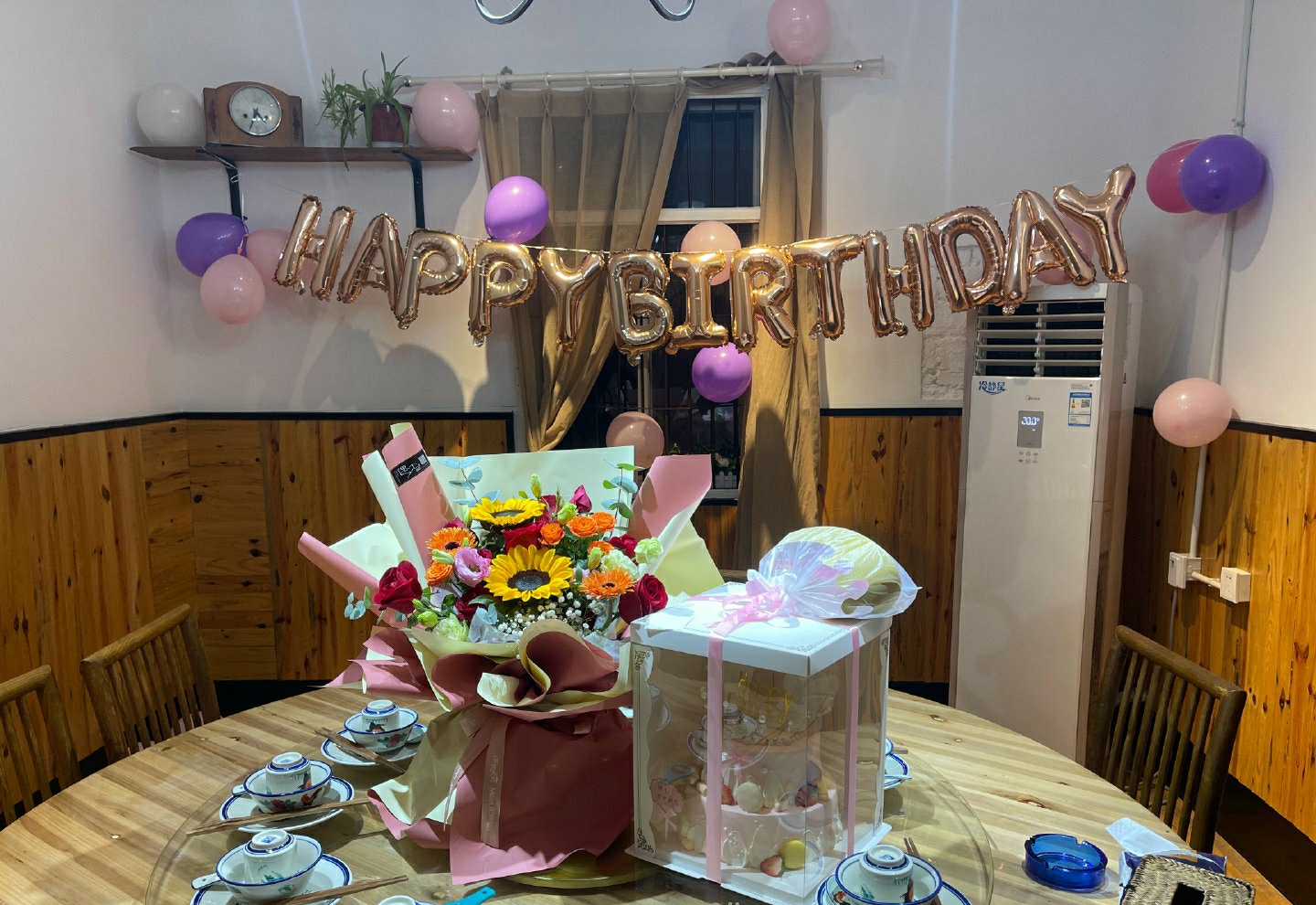 颖儿|颖儿带闺女到剧组和老公一同庆生，付辛博大方献吻，颖儿一脸甜蜜