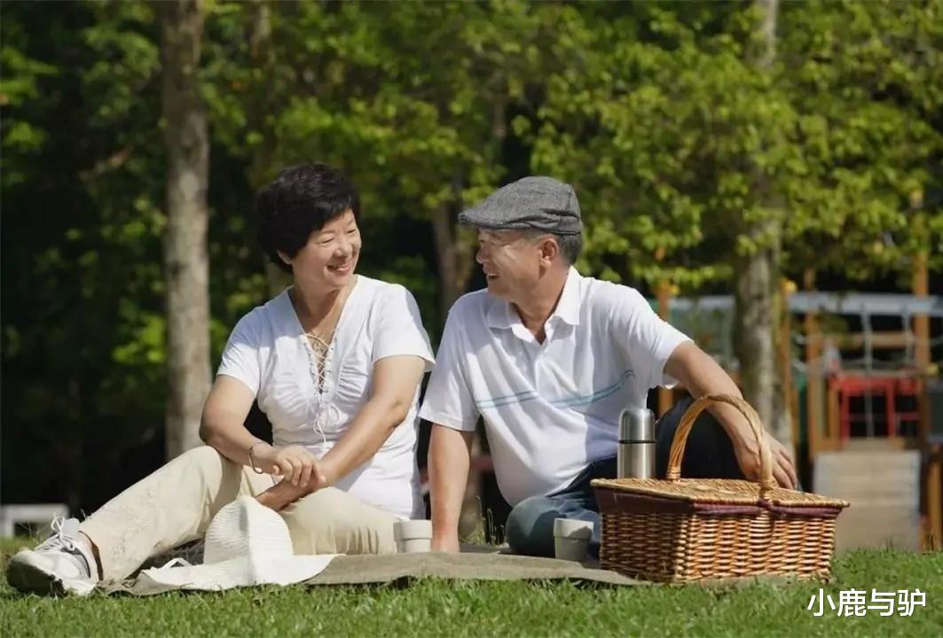 小鹿与驴 骨灰级啃老:老人的退休金养了4代人,儿子孙子重孙子一起啃
