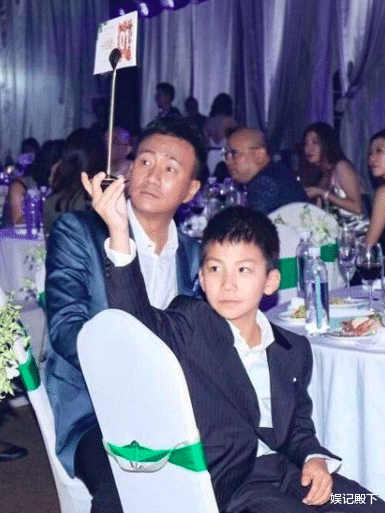 胡军|再次被胡军儿子给帅到了，素颜现身剧组探班父亲，眉清目秀很阳刚