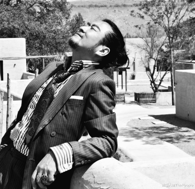 肖战|多次出轨养小三、花费千万才离婚，吸毒后十年无戏可拍的他仍潇洒