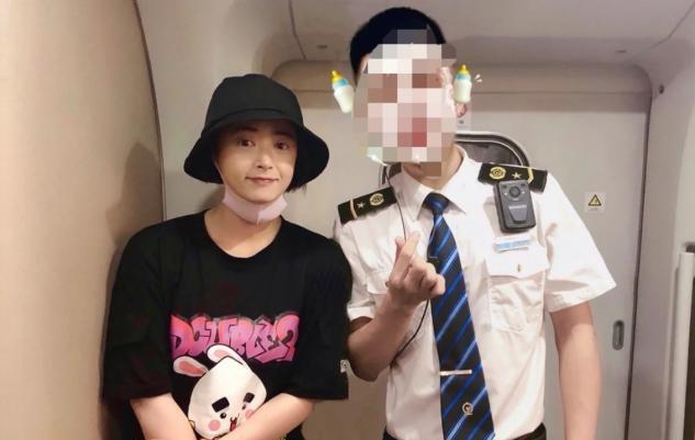 琳妹儿说|38岁蒋欣与男粉合照显拘谨，素颜出镜五官精致，脸颊圆润疑似发福