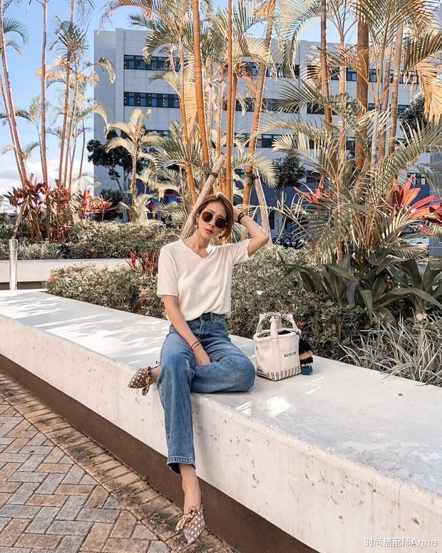 时尚搭配师Anna|牛仔裤+T恤如何穿得时尚又个性！打破常规，这样搭配绝对不普通