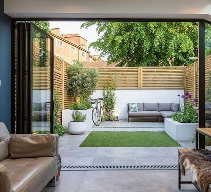 光羡慕别人家院子可不行，攒一堆木条，搭廊架做院墙，格外漂亮！