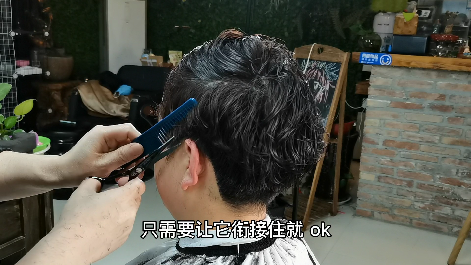 发型|50岁女人短发这样做，发根蓬松烫+发尾纹理烫，减龄干练又显气质