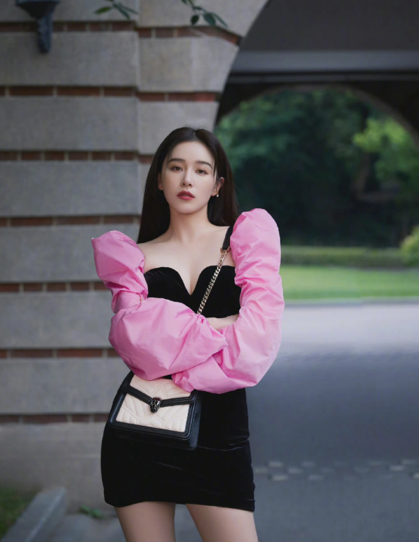 大时尚大观点|阚清子身材被低估了，V领泡泡裙秀丰满曲线，甜酷女孩上线