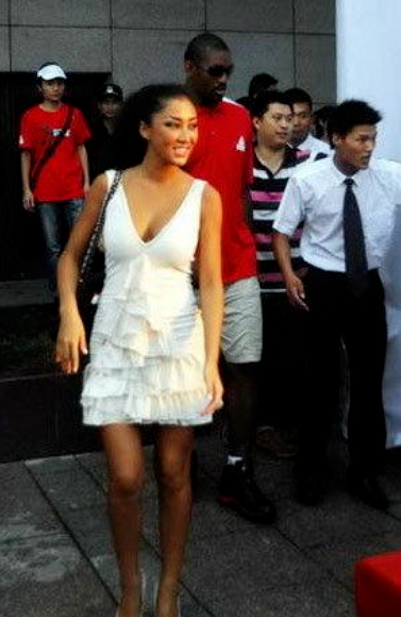 酒吧|中国女歌手和黑人球星相恋，被“折磨”至住院，分手后控诉对方家暴！