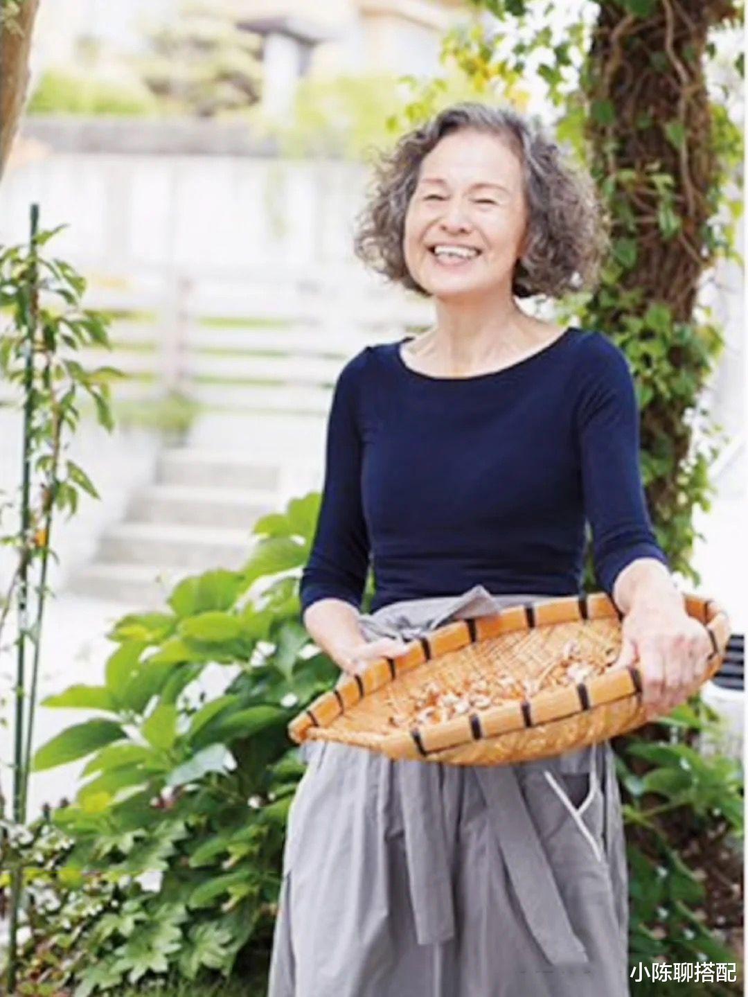 小陈聊搭配|年过70的女性,尽量别穿花一套!瞧日本主妇这样穿,简单好气质