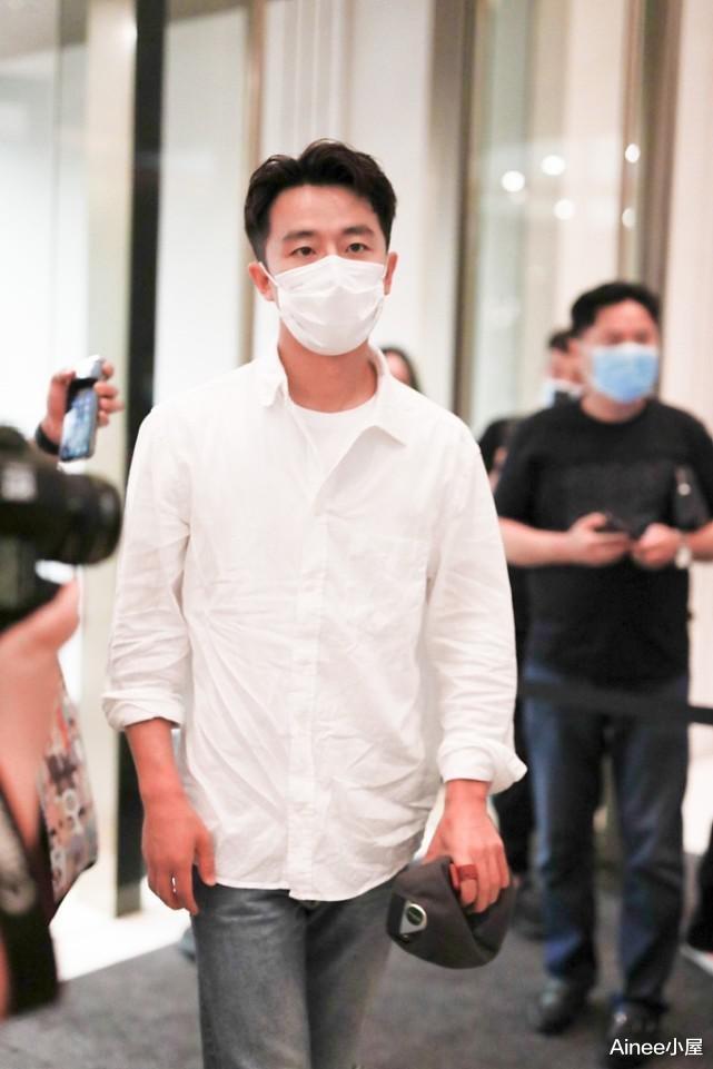 Ainee小屋|黄轩肉嘟嘟不算瘦，1米77穿宽松休闲裤，可惜有点给比例拉后腿