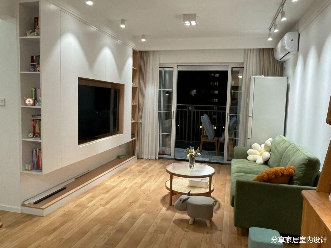 新房打扫干净准备入住，全屋铺贴木地板，电视墙打满柜子很实用！