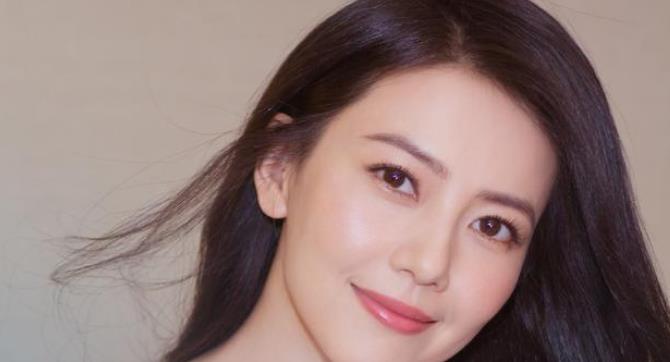 明星|不顾央视顶风作案？高圆圆大阵仗出行引争议，到底谁给明星的特权