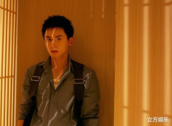 张哲瀚|张哲瀚获母亲探班难掩开心，一路小跑飞奔回酒店，粉丝纷纷被感动