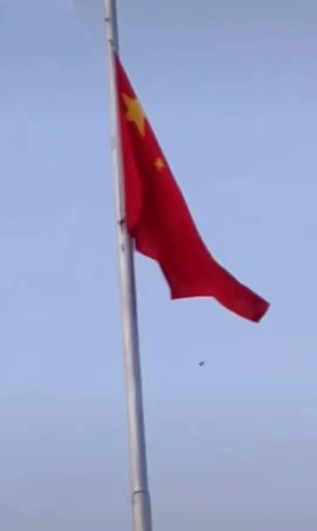 修图|68岁台湾老戏骨现身北京天安门，观看升旗热泪盈眶，感叹回家真好