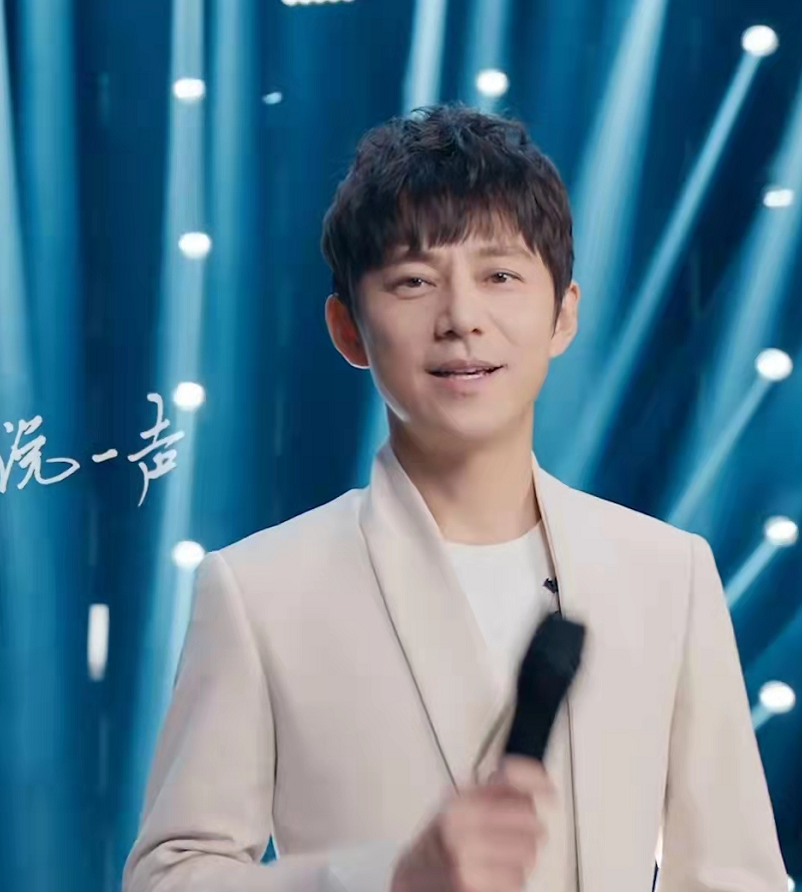 何炅|快乐家族解散？何炅独挑大梁主持新节目，穿西装终于露面苍老不少