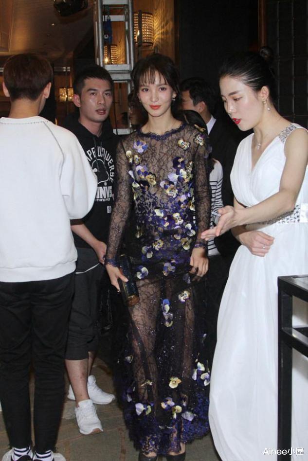 Ainee小屋|金晨穿得太凉快了，薄纱连衣裙大面积可视，没点自信不敢这样穿