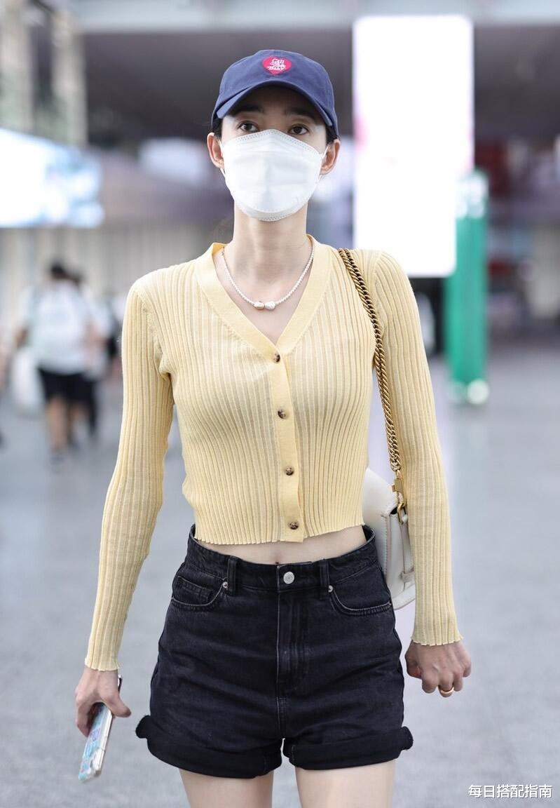 每日搭配指南|36岁王丽坤太会穿了，针织衫配短裤秀“小蛮腰”，气质真的太甜美