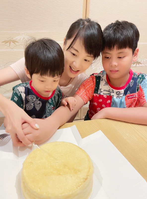 高明远|陈龙晒照为妻庆生,35岁章龄之打扮像邻家女,俩娃模样都像爸