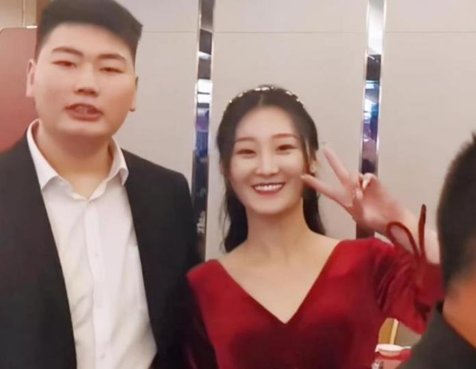 小雨星座爱情故事 陈亚男恢复带货被“陈金莲”刷屏，大衣哥淡定为妻子筹备生日庆典