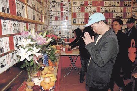 梅艳芳|用亲妹的遗产高调出轨吃喝玩乐，他变吸血鬼都是亲妈纵容的结果！